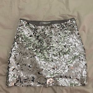 Party mini skirt from Zara, in size S. 🤍